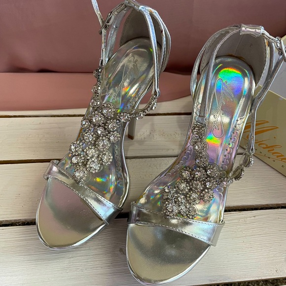 Michaelangelo Shoes - ✨Need to go! Crystal Adorned Silver Heels